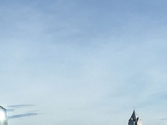 特殊材质桌的创新：从水泥浇筑到海洋塑料回收的环保设计